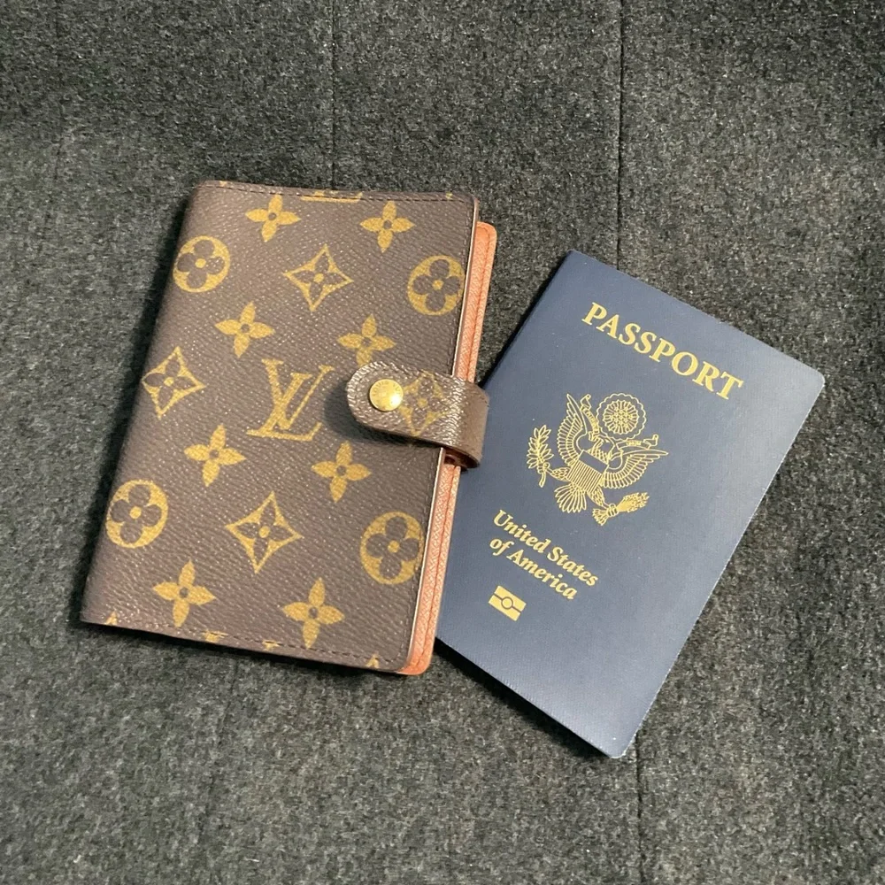 ✅AUTHENTIC LV AGENDA PM PASSPORT HOLDER - Picture 10 of 12
